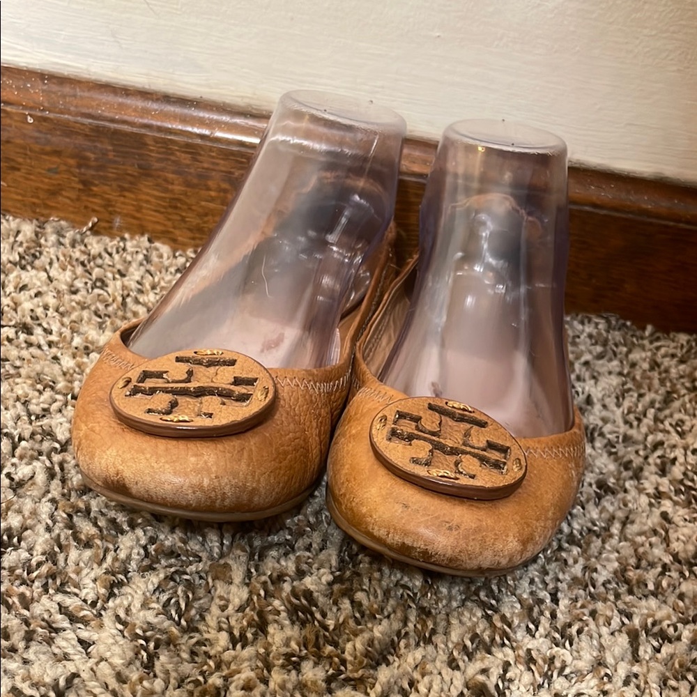 Tory Burch Tan Flats with Iconic Logo - Picture 2 of 7
